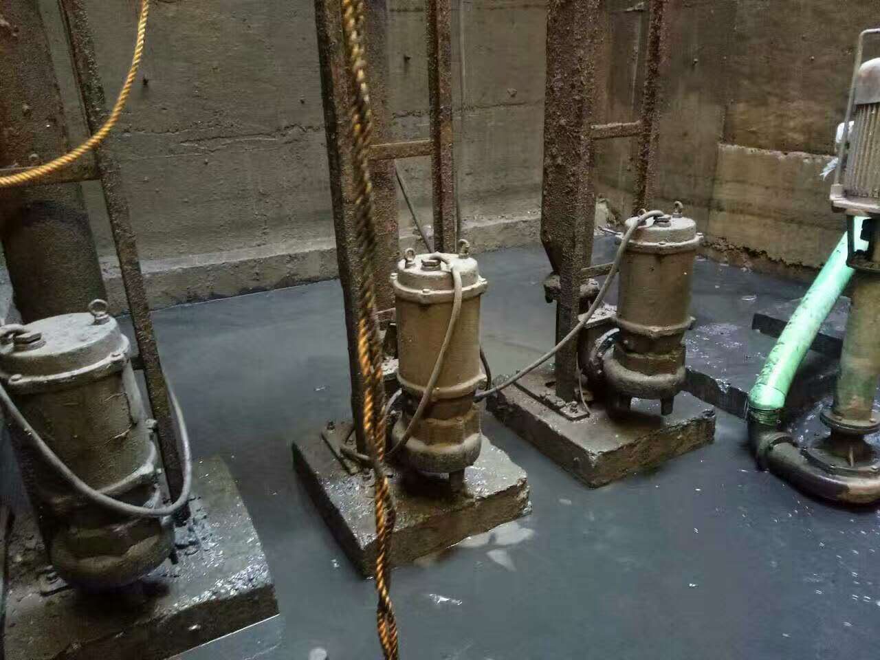 龙子湖污水池清理