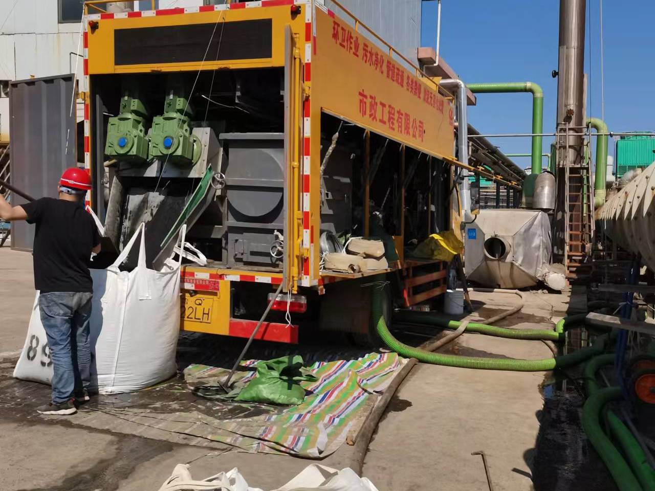 龙子湖淤泥压干处理