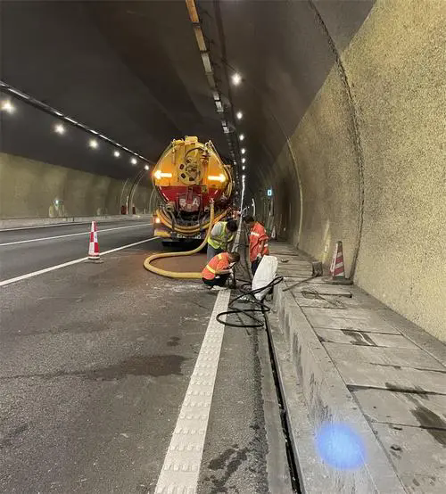 龙子湖隧道排水渠清淤